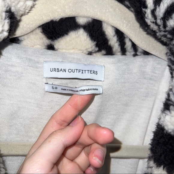 Small - Black & White Olivia Print Sherpa Jacket - Picture 4 of 16